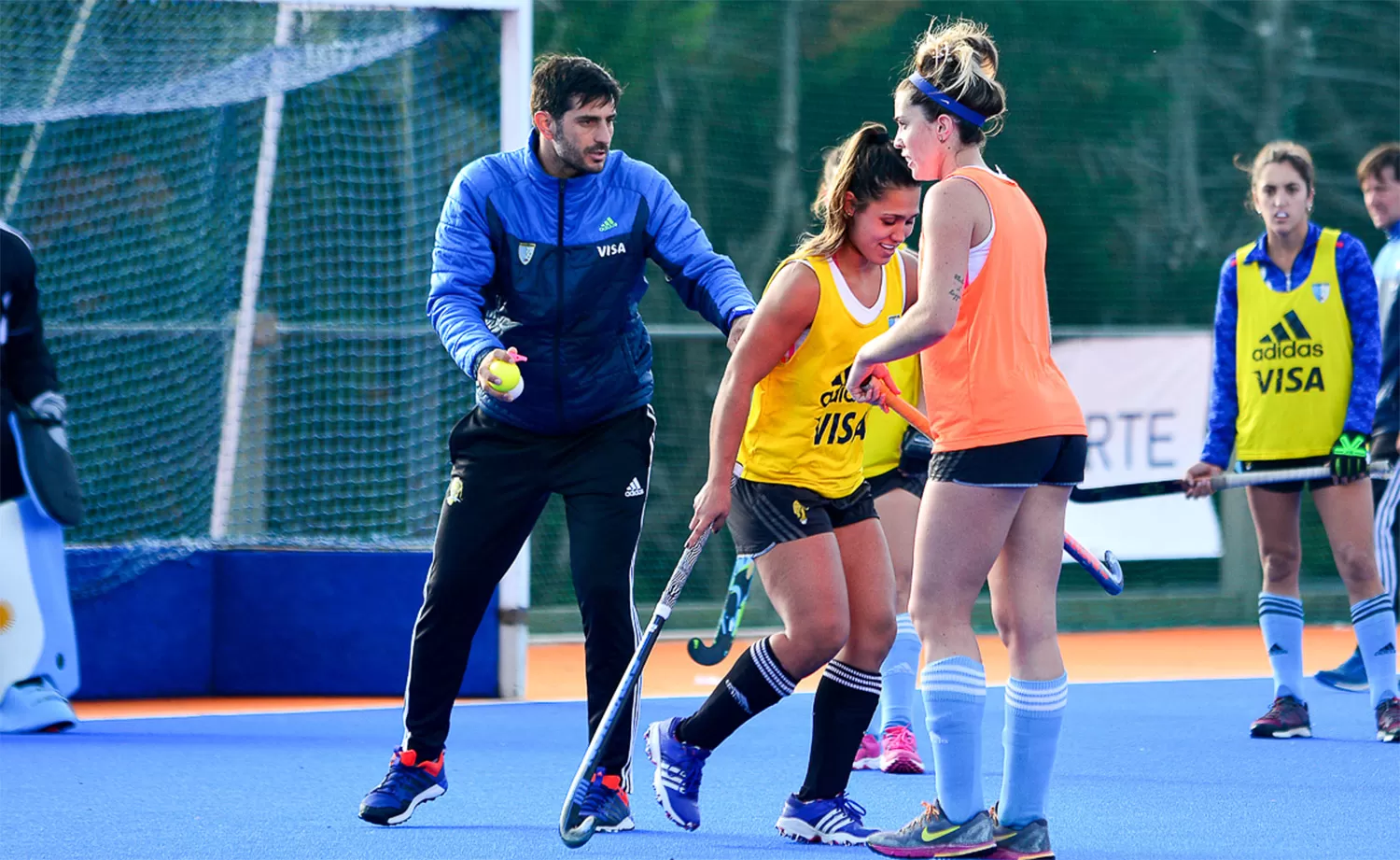 MANOS A LA OBRA. Corradini dirige la nueva etapa de Las Leonas, que visitarán Tucumán. (PAN AMERICAN HOCKEY)