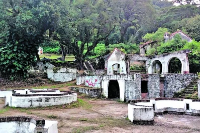 Desilusión por el estado ruinoso de la primera confitería, en el camino a San Javier