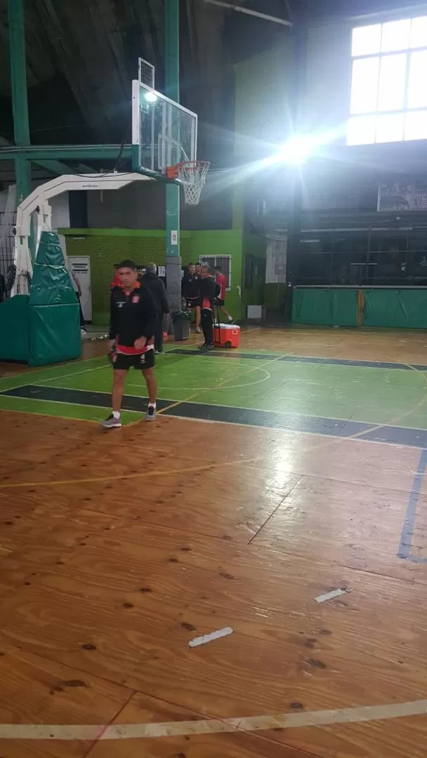 LE ESCAPARON A LA LLUVIA. Franco Costa formó parte del plantel que se entrenó en una cancha techada de Chicago. prensa casm