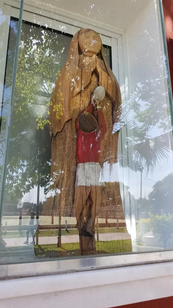 SANTUARIO. La pequeña capilla de Larrivière Saint Savin fue restaurada por el párroco Michel Devert. Hoy es lugar de peregrinación para miles de fanáticos.  