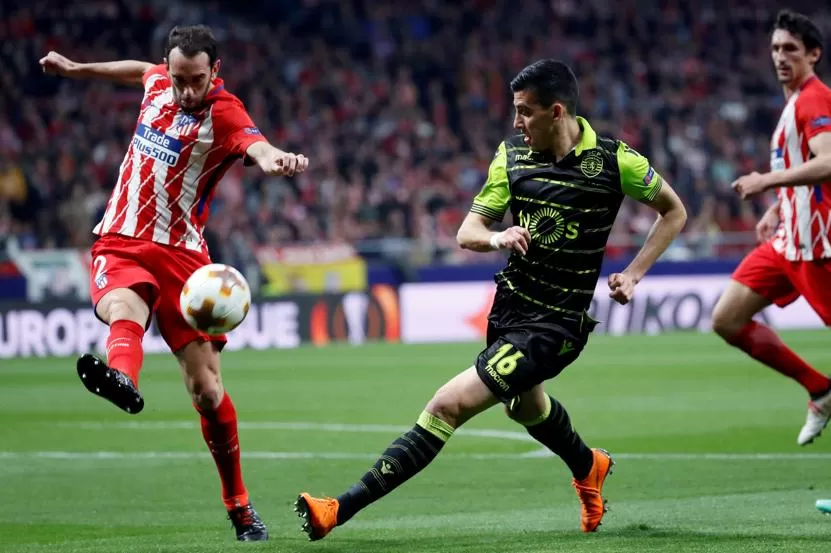 Rodrigo Battaglia trata de impedir el remate de Godín (Atlético de Madrid), en un partido de la Copa UEFA.
FOTO TOMADA DE www.mundodeportivo.com