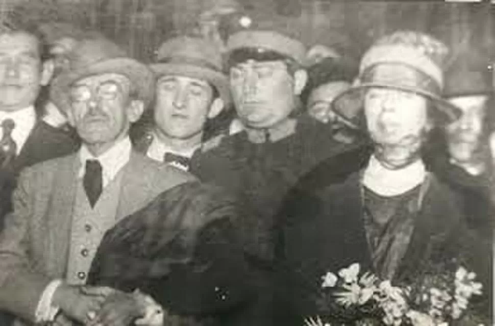 BELISARIO ROLDÁN. Fotografiado junto a su esposa, Arnolda Brinkmann, al llegar a nuestra ciudad. 