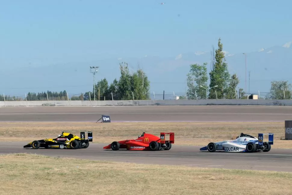 TRENCITO. Braian Reinoso lidera el pelotón, en la final dominical en Mendoza. FOTO DE FÓRMULAS ARGENTINAS 