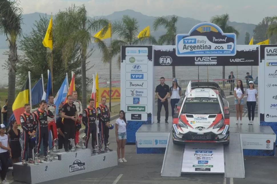 PODIO Y POSTAL. Con el muy lindo paisaje que deja el lago San Roque, en Carlos Paz, el estonio Tänak y el equipo Toyota fueron consagrados como ganadores. Red Bull Content Pool