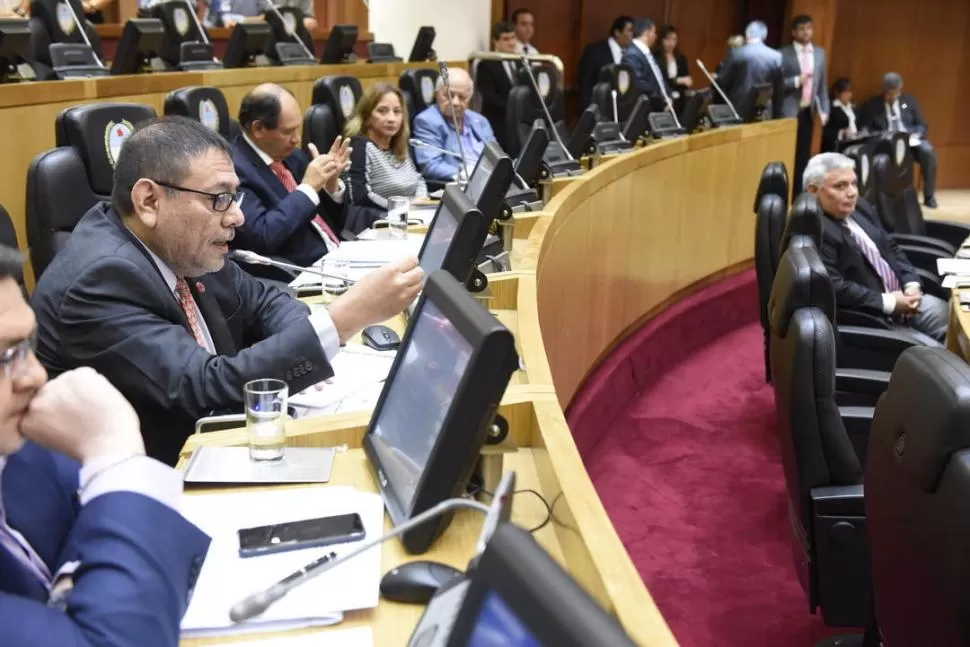 TENSIÓN. Valdez habla en el recinto; Toscano, desde la fila de abajo, escucha. prensa legislatura