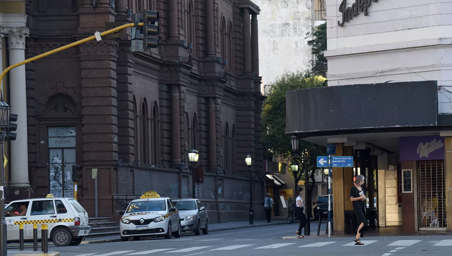 Las calles amanecieron vacías en el casco céntrico de la Capital. LA GACETA/FOTO DE ANALÍA JARAMILLO