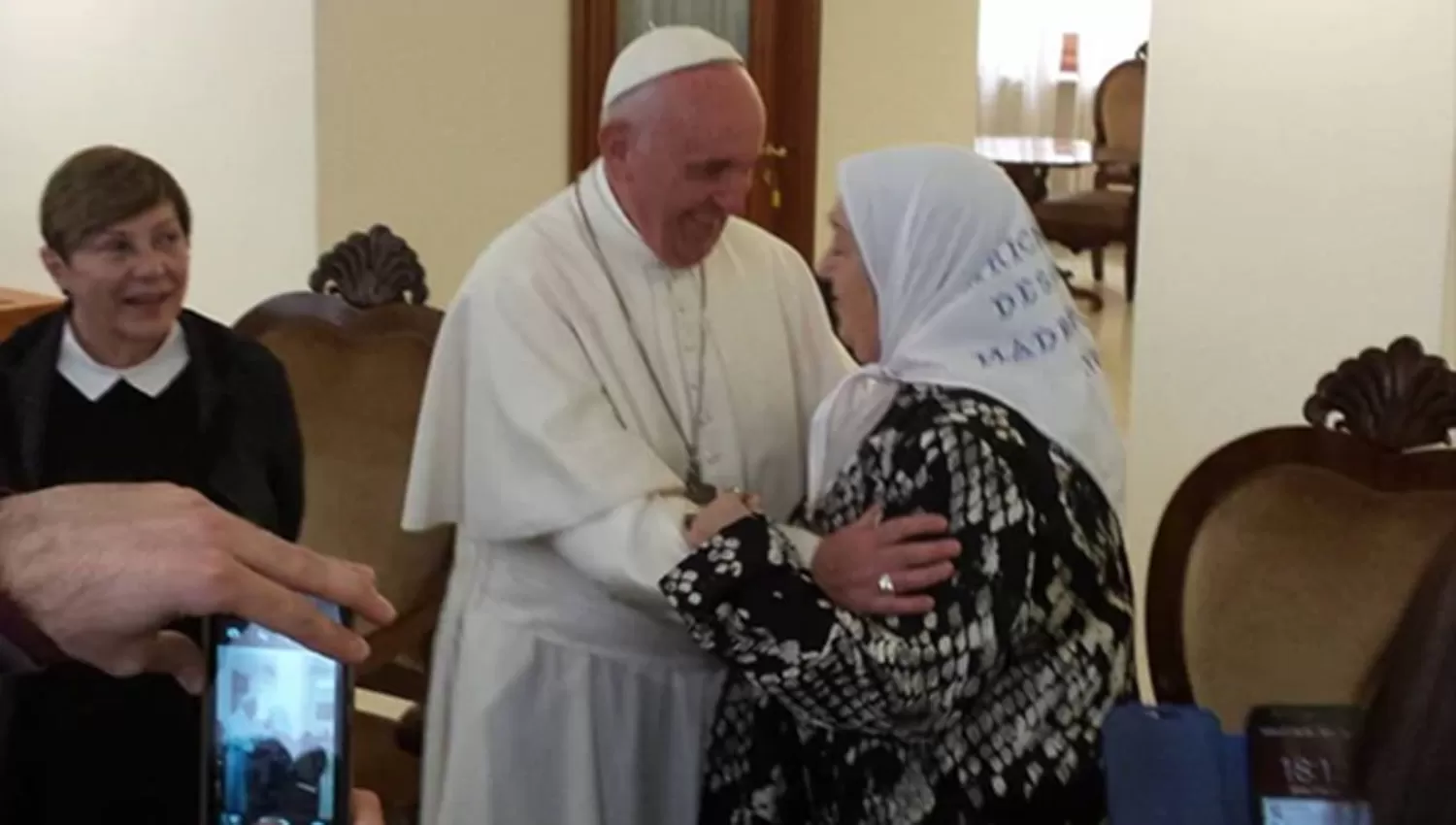 EL PAPA Y HEBE DE BONAFINI. El día que el sumo pontífice la recibió en el Vaticano. FOTO TOMADA DE INFOBAE.COM