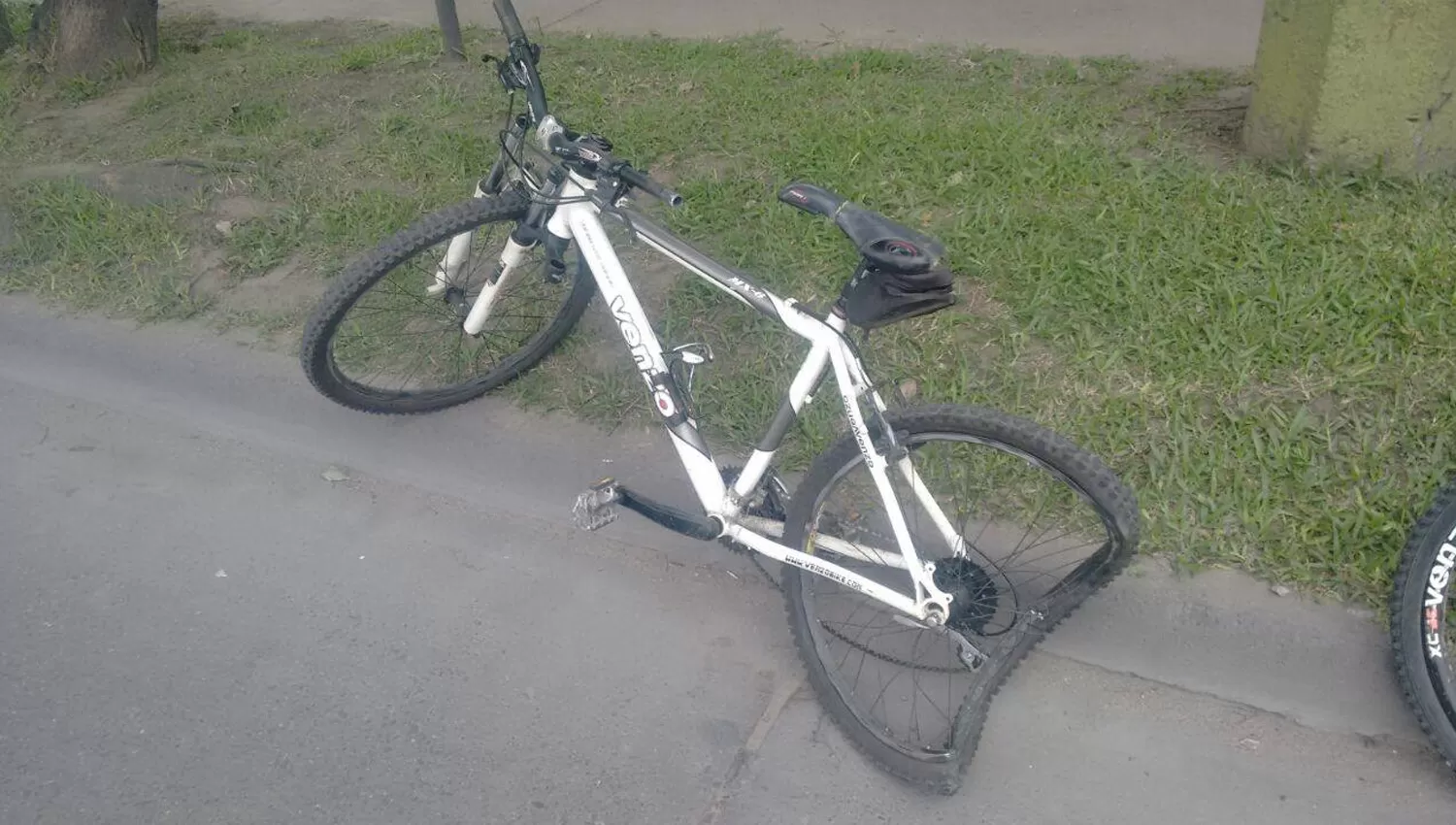 ASÍ QUEDÓ EL RODADO. El ciclista fue trasladado inconsciente al hospital Padilla. FOTO TOMADA DE FACEBOOK/META BICI