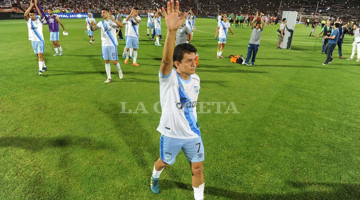 INOLVIDABLE. El Pulga, en primer plano, luego de la final de la Copa Argentina. ARCHIVO