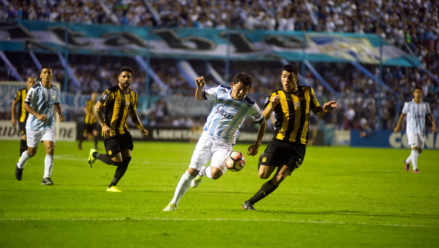 CON LO MEJOR. Tanto Atlético como Peñarol reservaron jugadores para el duelo de hoy. (LA GACETA ARCHIVO)