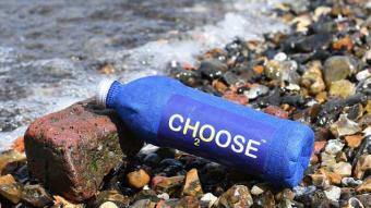 Ch2oose, la botella biodegradable que puede sustituir a las plásticas