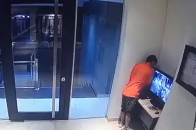 Un joven fue filmado cuando robaba un televisor en un edificio de Balcarce al 100