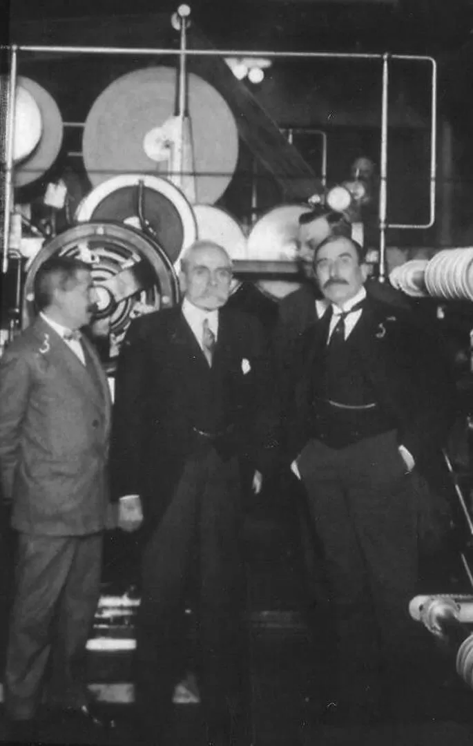 PAUL GROUSSAC. En 1912, al centro, entre Francisco Álvarez y Manuel Mayol, en el taller de “Caras y Caretas”. 