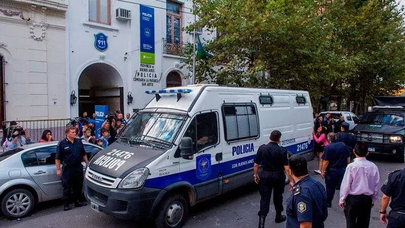 COMISARÍA DE SAN JUSTO. El momento del traslado de los detenidos. FOTO TOMADA DE EL ELDOCETV