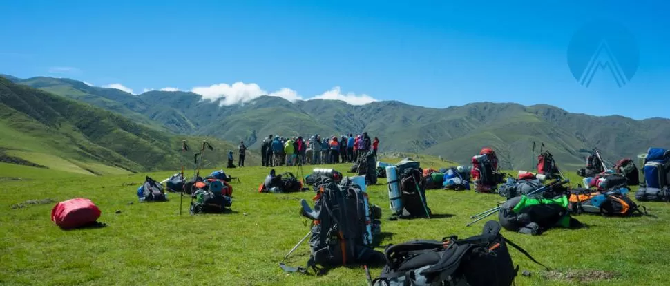 CON MOCHILAS. Sobre el verde natural, los asistentes al curso reciben los consejos de los instructores para moverse y tomar decisiones en la montaña. fotos de asociación argentina de montaña