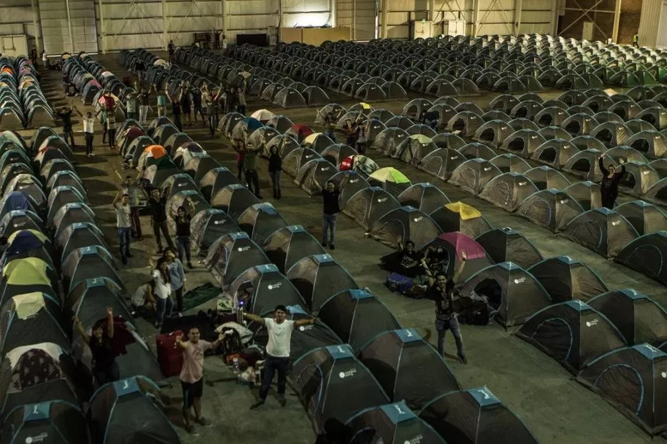 EN CARPAS. Los asistentes acamparon en Tecnópolis, por donde desfilaron varias figuras de la tecnología. Campus Party