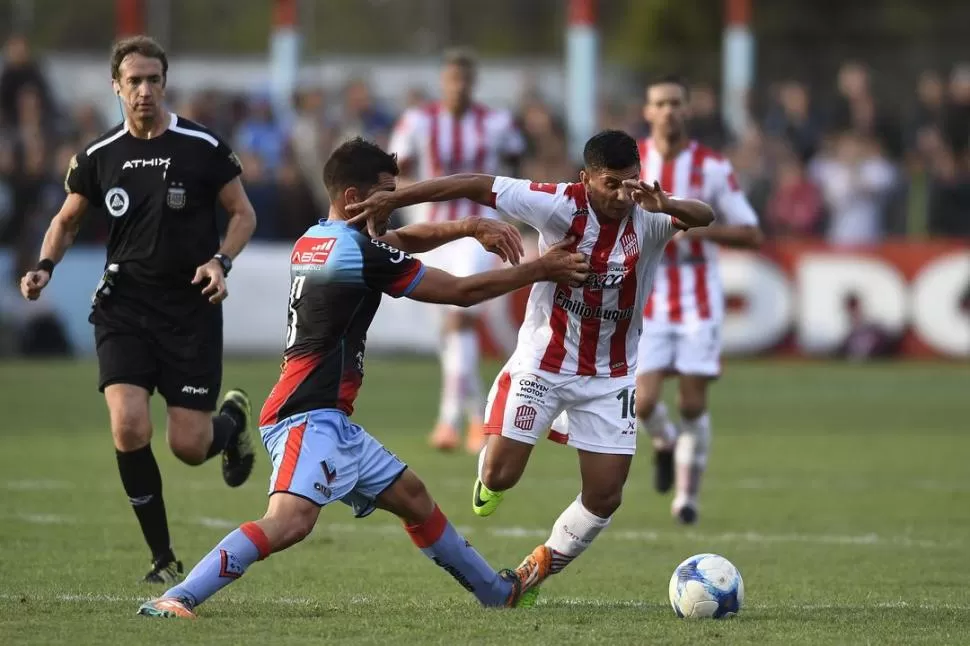 UN PASO EN FALSO. El juego que San Martín expuso frente a Brown (A) estuvo lejos de lo esperado y esa merma en el rendimiento la pagó caro. Damián Arce (16), con su ingreso, tampoco aportó soluciones. foto de matías nápoli escalero (especial para la gaceta)