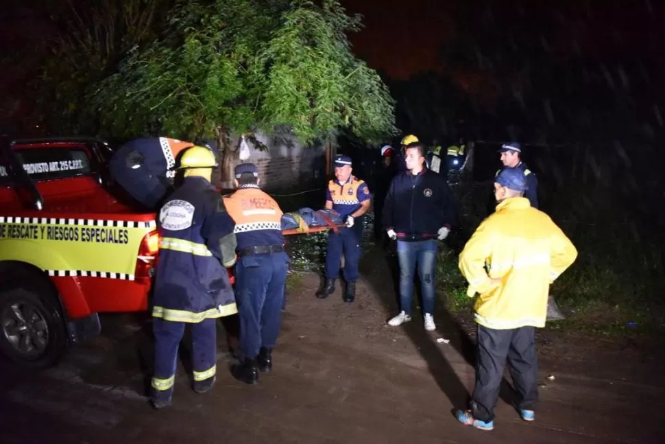 EL MOMENTO MÁS DOLOROSO. Policías y bomberos retiran en camilla los cuerpos de los niños de la casa donde fueron encontrados sin vida. la gaceta / foto de osvaldo ripoll