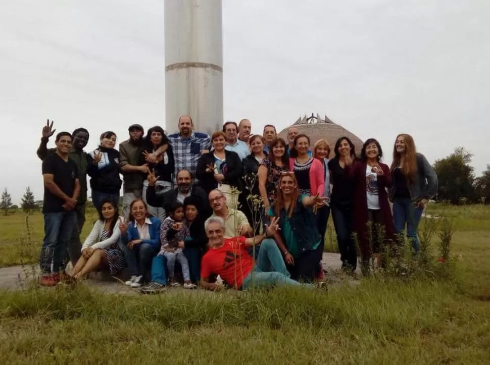 MENSAJEROS DE SILO. Un encuentro de siloístas de Tucumán en el parque que se construye en Los Bulacio. FOTOS / GENTILEZA MARIELA ILLANES 