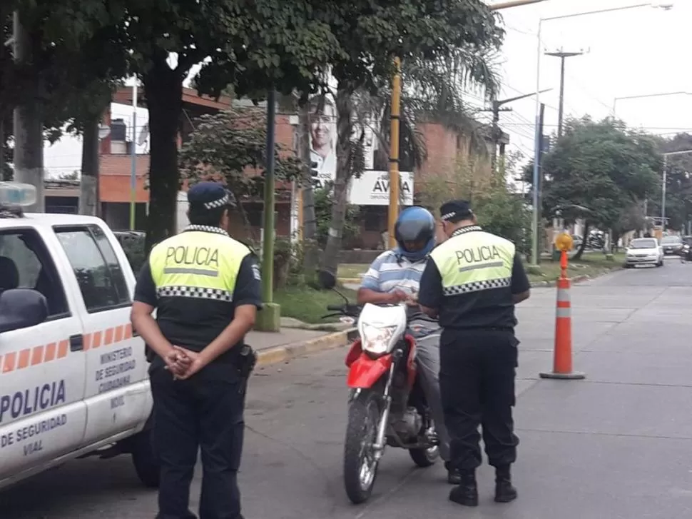 OPERATIVO. Los policías incrementaron el control en Villa 9 de Julio. 