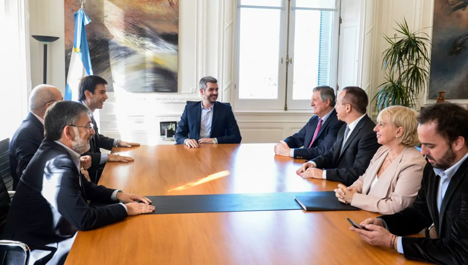 DISTENIDOS. Marcos Peña recibió a las autoridades de Adepta. FOTO TOMADA DE POLITICA3D.COM.AR