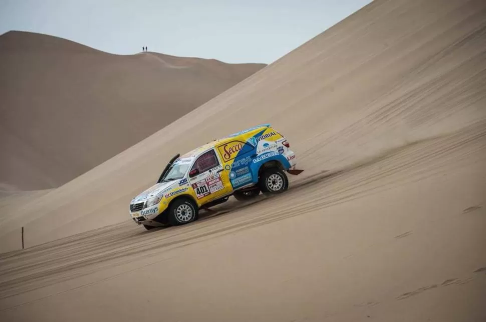 PURA POTENCIA. La Toyota SW4, de la división T2 diésel, se muestra versátil y rendidora, con Rodolfo Bollero en la conducción y su hijo Nicolás en la navegación. PACO FOTO AGENCIA