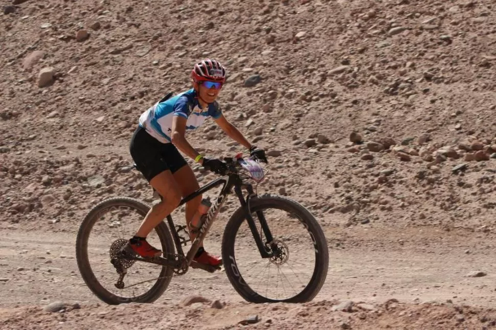 MOSTRARON SU PODERÍO. Felipe Sundblad y Tatiana Giudice se llevaron todos los aplausos en la exigente prueba de 164 kilómetros que se corrió en suelo chileno. fotos de lucina abalardini