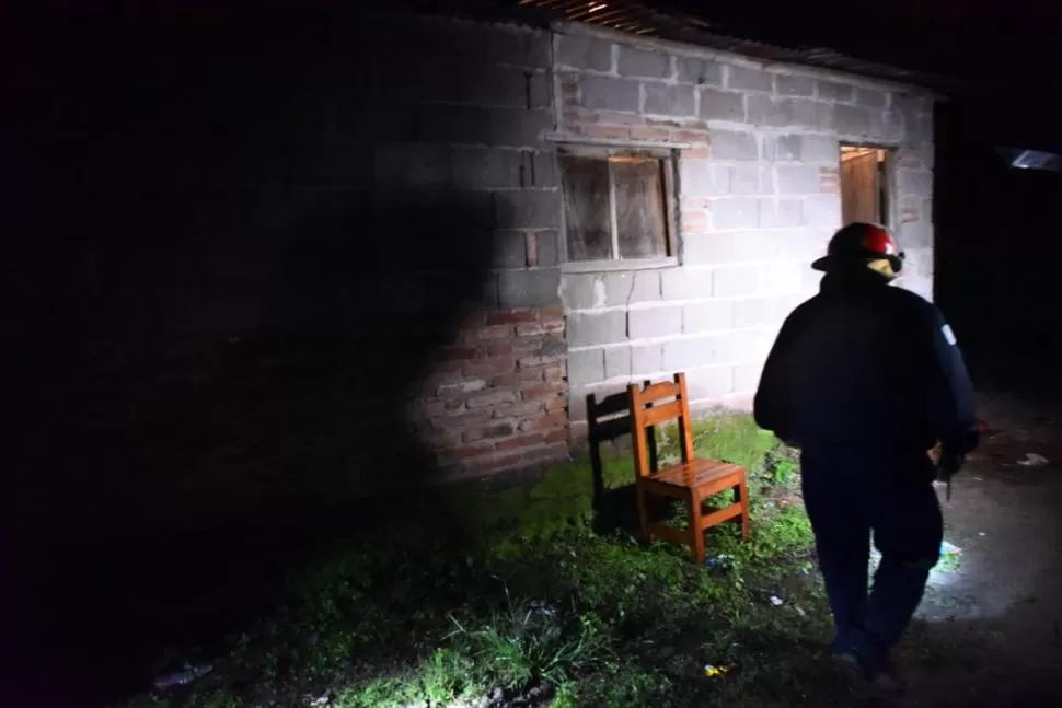 REVISANDO LA CASA. Un bombero busca algunos elementos que le ayuden a la Justicia a esclarecer el caso que conmocionó al sur de la provincia. la gaceta / foto de osvaldo ripoll 