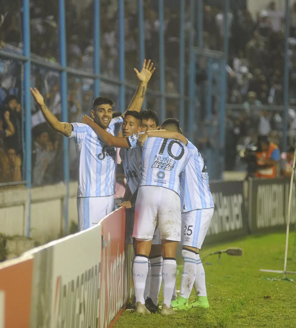 VENGA UN ABRAZO. Díaz, el héroe de la noche en 25 de Mayo y Chile, recibe el saludo de Aliendro, “Pulguita”, Núñez y Risso Patrón, hoy todos “decanos” que pueden hacer historia y de la grande en la Copa. la gaceta / foto de antonio ferroni