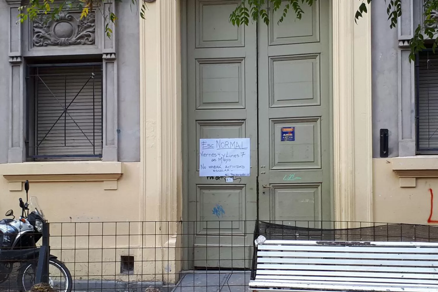 PREVENCIÓN .La escuela Normal suspendió las clases debido a la aparición de alacranes en la institución .FOTO LA GACETA/ CAMILA CARCELLER. 