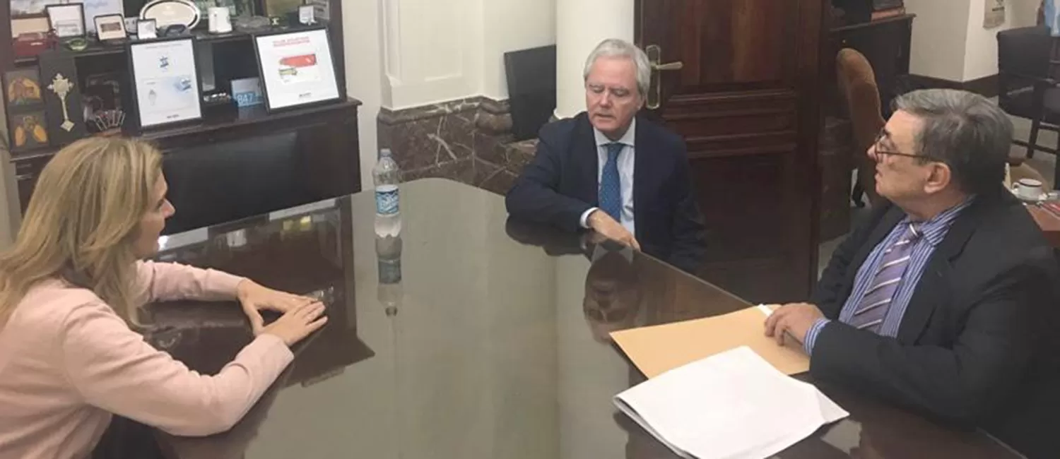 EN EL SENADO. Los senadores Silvia Elías y Federico Pinedo recibieron a Alberto Lebbos. FOTO TOMADA DE PRMERAFUENTE.COM.AR