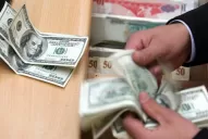 Detuvieron a una pareja que estafaba jubilados y les daba dólares falsos