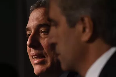 Dólar: Dujovne admitió que la corrida cambiaria impactará en la inflación