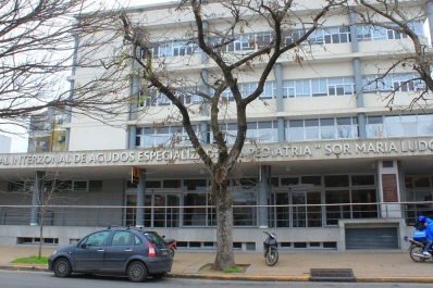 Se quedaron sin luz y un grupo de cirujanos terminó una operación con las linternas de sus celulares