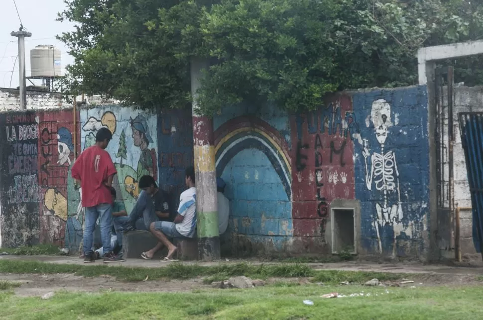 EN LOS BARRIOS. Un grupo de chicos de El Sifón reunidos en una vereda. ARCHIVO