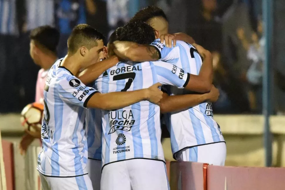 HAY QUE IR POR TODO. Los jugadores dejaron atrás los festejos por el triunfo contra Peñarol. El “Decano” intentará quedarse con los seis puntos que restan disputar por el campeonato local. la gaceta / foto de Ines Quinteros Orio