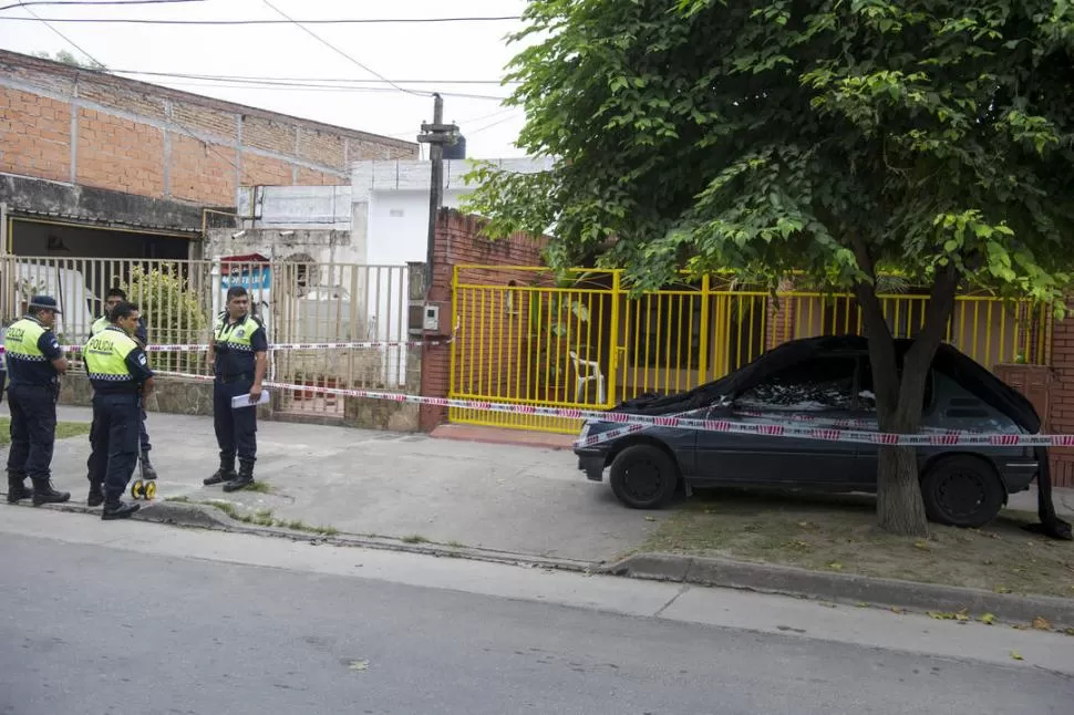 PERICIAS EN EL LUGAR. El vehículo fue examinado por los expertos de la Policía luego de que fuera encontrado en el barrio Agua y Energía. Francisco Gramajo es un líder en el equipo de Central Norte.  la gaceta / FOTO DE JORGE OLMOS SGROSSO 