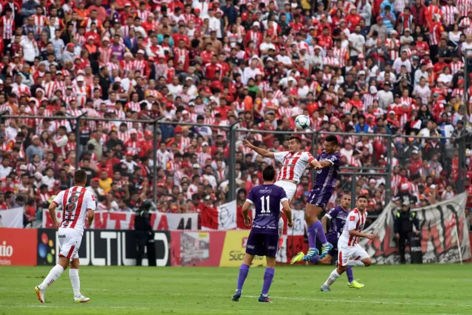 ESTA VEZ SIRVE. Si el domingo próximo, entre San Martín y Villa Dálmine se repite el empate que se logró en la fecha 11, los “Santos” pasarán a semifinales.  la gaceta / foto de diego aráoz  