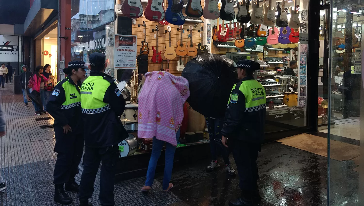 Ambas mujeres fueron demoradas por los efectivos en la peatonal.