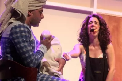 Miedos que afloran ante el desafío de ser padres en una obra teatral