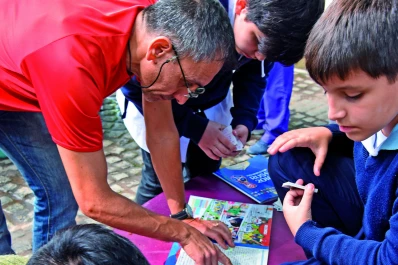 Tan apasionante como juntar figuritas: juntarse para cambiarlas