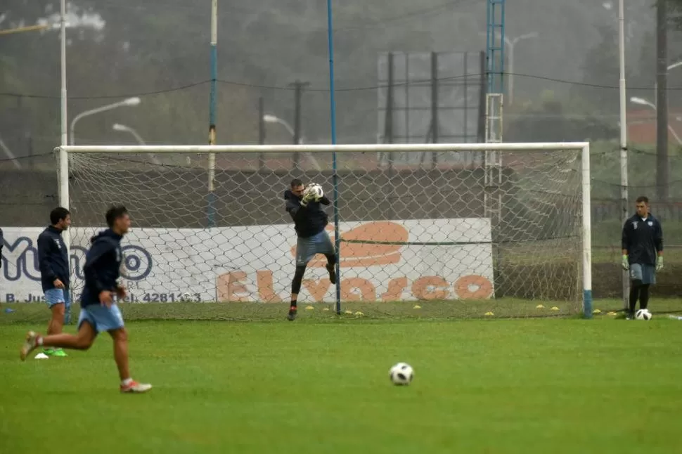 SEGURO EN EL AIRE. Sánchez atrapa un centro de los tantos que le enviaron a su área durante el entrenamiento del plantel ayer en el complejo Ojo de Agua, bajo una tenue lluvia. El “Oso” hoy será titular. la gaceta / foto de Ines Quinteros Orio