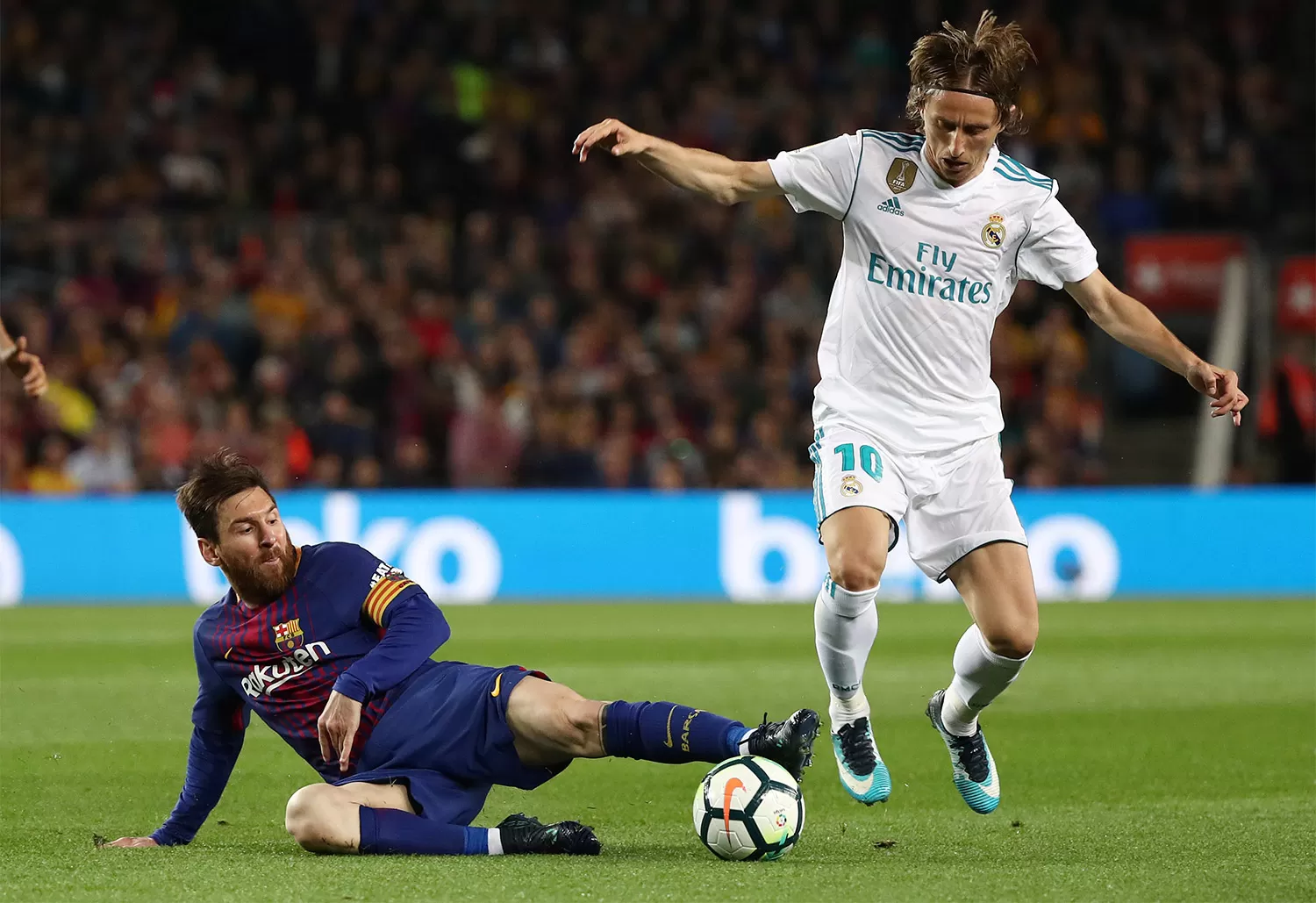 CON TODO. Messi aportó lo suyo en el empate de Barcelona y Real Madrid. (REUTERS)