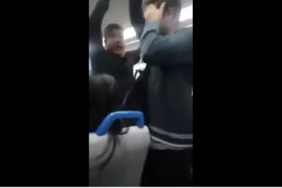 Video: un hombre mostró sus genitales en un tren y fue increpado por los pasajeros