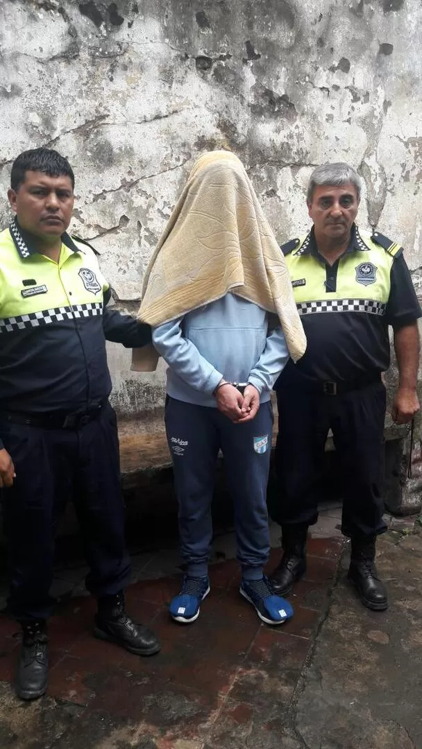 DETENIDO. El acusado fue sorprendido cuando dormía en su casa.  