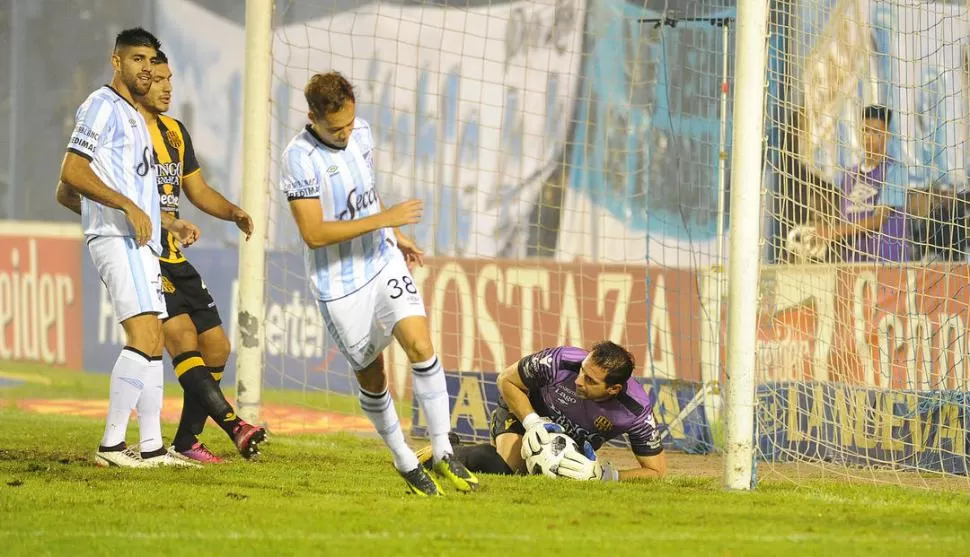 SEGURO. Atlético, con Díaz que marcó desde los 12 pasos, y hasta incluso con Nery Leyes, le llegó con peligro a Jorge Carranza. Sin embargo, no fue efectivo. Y después lo pagó con el empate. la gaceta / foto de hector peralta