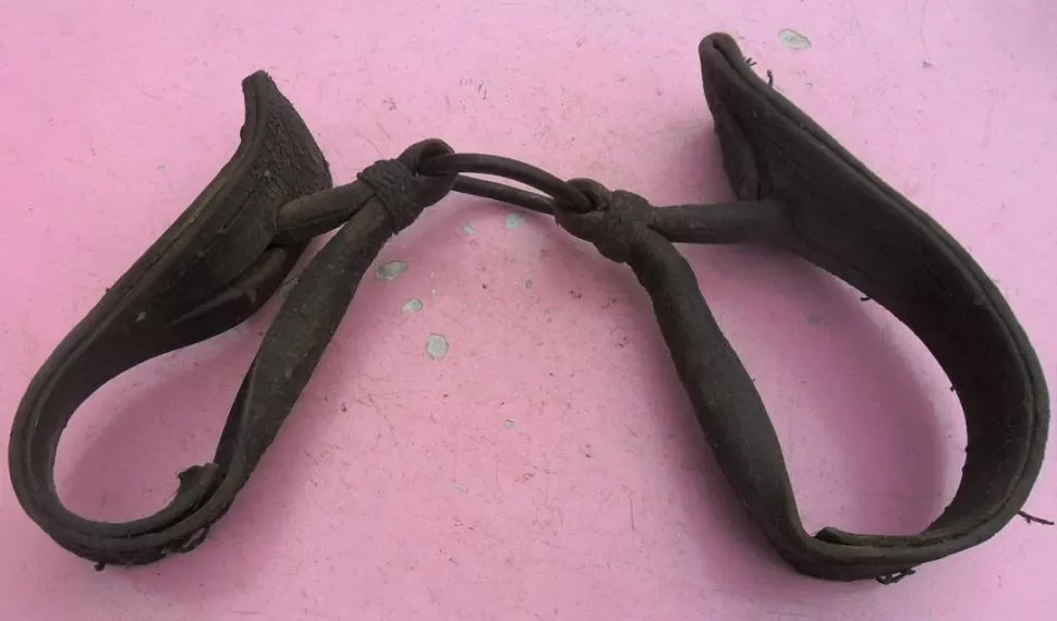 UNA MANEA. Antigua pieza de cuero usada para amarrar las patas del caballo. Algunas veces las adornaban con argollas de plata. 

