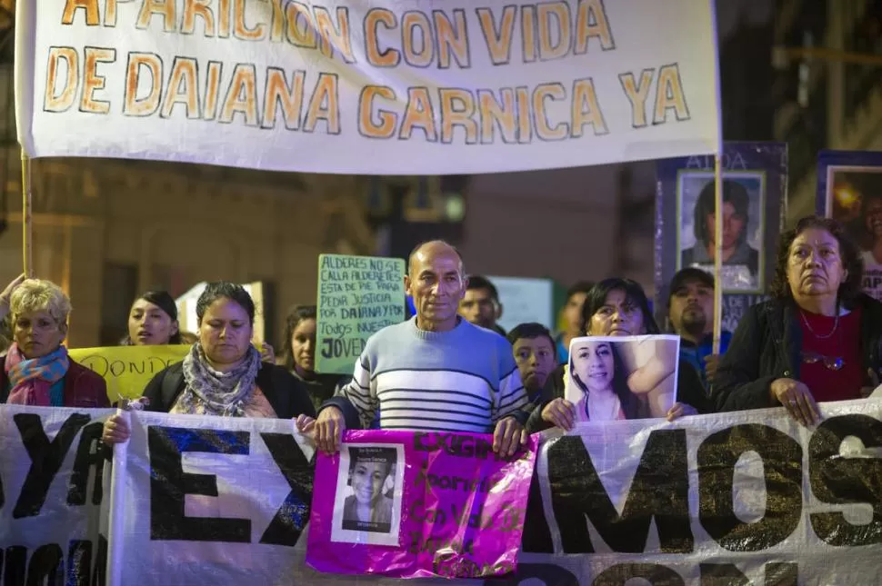 RECLAMANDO JUSTICIA. La familia Garnica protagonizó numerosas marchas en Tribunales pidiendo el esclarecimiento del caso y la aparición de la joven. la gaceta / FOTO DE DIEGO ARAOZ (archivo) 