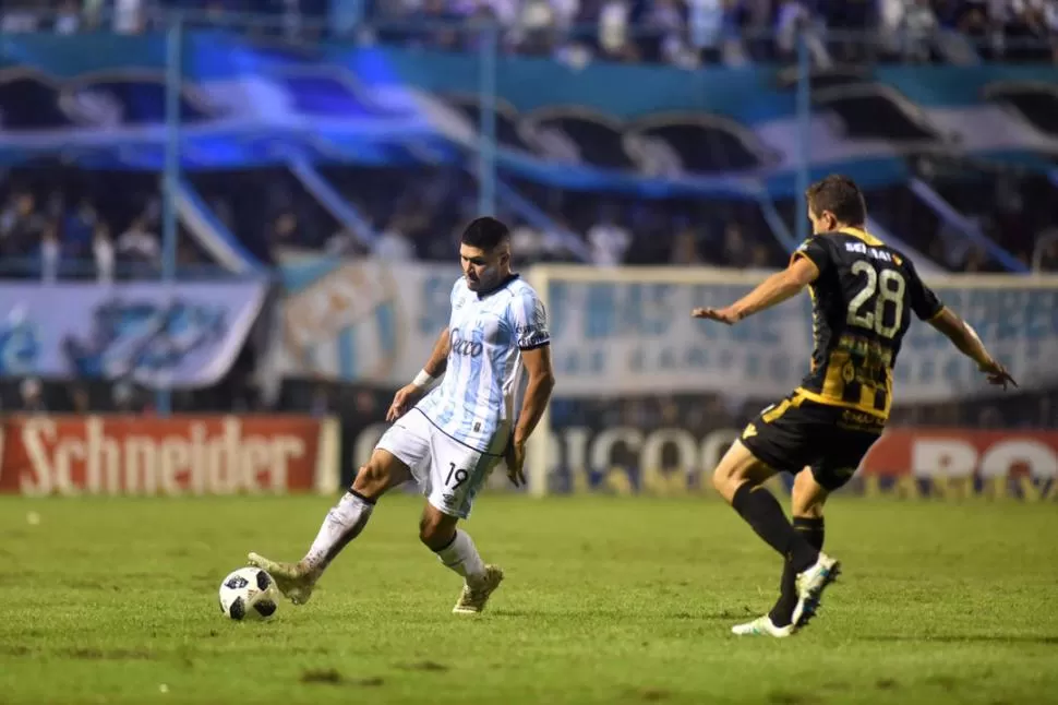 A CUENTA GOTAS. Barbona no tuvo un gran partido y sólo apareció en un par de ocasiones. Sin el generador de fútbol, Atlético fue un equipo predecible que no pudo poner en problemas al entusiasta Olimpo. la gaceta / foto de Ines Quinteros Orio