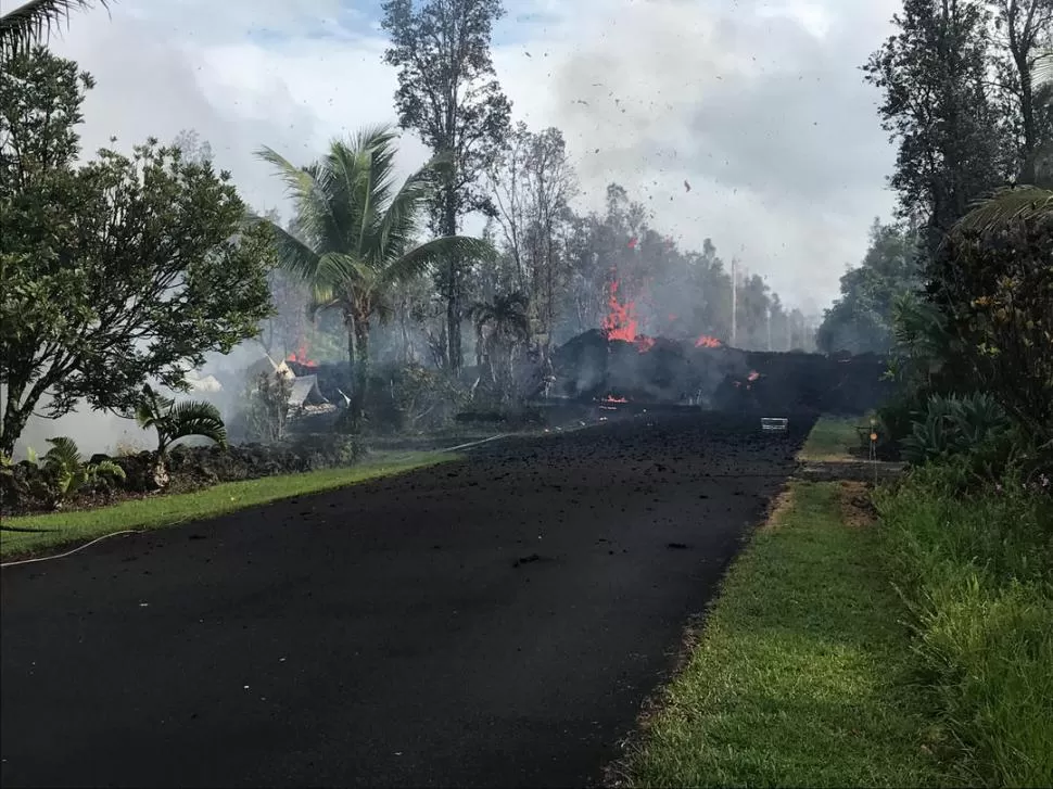 KILAUEA. Por las fisuras subterráneas que se produjeron a causa de los movimientos sísmicos se filtró la lava del volcán que entró en erupción. reuters